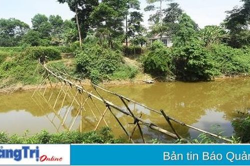 Người dân phải qua về sông Nhùng trên cầu tre tạm bợ suốt 50 năm