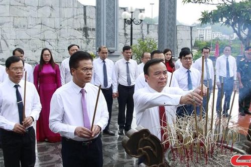 Dâng hoa, dâng hương tượng đài Bác Hồ với đồng bào các dân tộc Tây Bắc và Đền thờ Bác Hồ