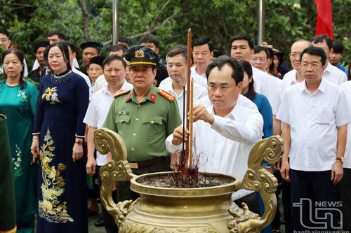 Lãnh đạo tỉnh dâng hương tại ATK Định Hóa