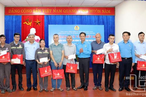 Thăm hỏi, tặng quà công nhân có hoàn cảnh khó khăn