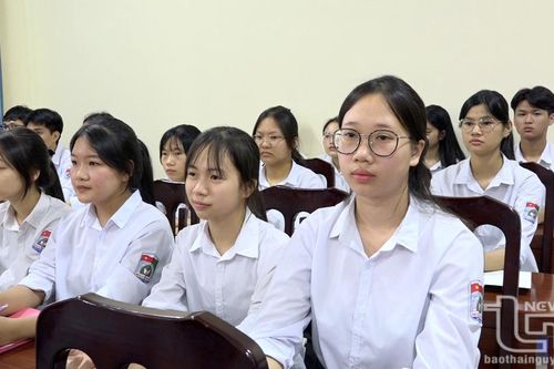 Bồi dưỡng nhận thức về Đảng cho hơn 100 học sinh