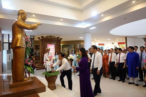 Lãnh đạo thành phố dâng hoa kỷ niệm 135 năm Ngày sinh Chủ tịch Hồ Chí Minh