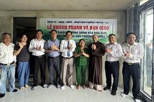 Bàn giao nhà tình nghĩa cho bà Nguyễn Thị Mừng