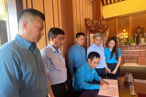 Công đoàn Công Thương tưởng niệm Bác Hồ tại Khu Gang thép Thái Nguyên