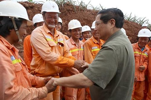 8 tập thể, 6 cá nhân thuộc EVN, EVNNPT được Thủ tướng Chính phủ tặng Bằng khen
