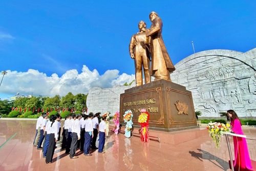 Thủy điện An Khê – Ka Nak dâng hoa tri ân nhân kỷ niệm 135 năm ngày sinh Chủ tịch Hồ Chí Minh