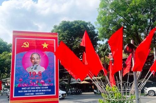 Thủ đô Hà Nội rực rỡ cờ hoa mừng sinh nhật Bác
