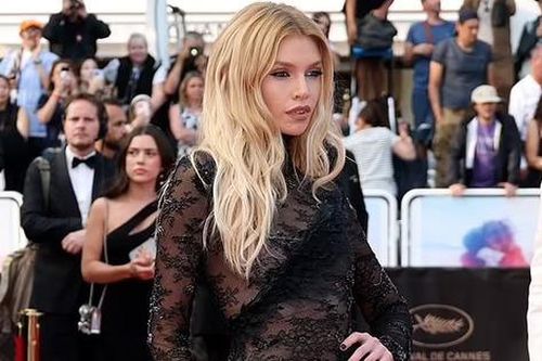 Một người mẫu nội y mặc phản cảm bất chấp lệnh cấm ở Liên hoan phim Cannes