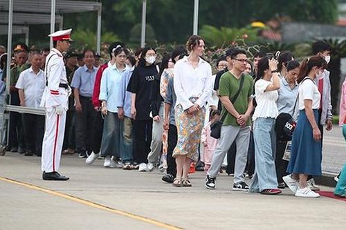 Du khách nước ngoài xếp hàng vào Lăng viếng Chủ tịch Hồ Chí Minh