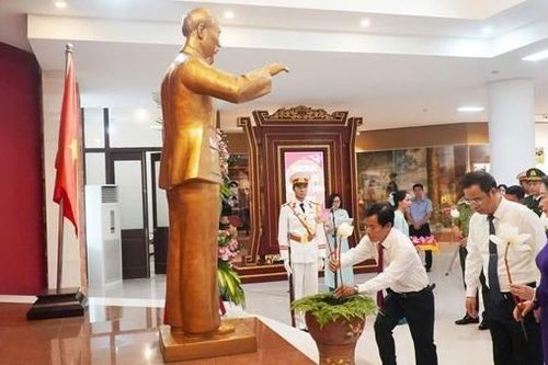 Gần 200 tư liệu, hình ảnh, hiện vật giới thiệu về di sản văn hóa của Chủ tịch Hồ Chí Minh