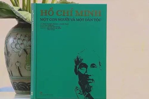 Từ Italia đến Việt Nam: Chân dung Bác Hồ qua trang sách