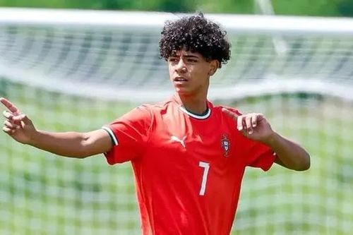 Con trai Ronaldo tỏa sáng, ăn mừng 'SIU' theo cha