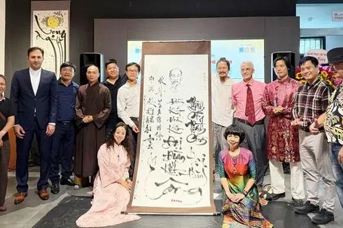 Đọc thơ Bác qua các tác phẩm thư họa