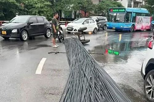 Lái xe làm rơi bó sắt bị phạt 40 triệu đồng
