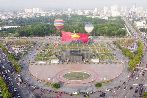 Cờ Tổ quốc 2.025m2 tung bay trên quảng trường Hồ Chí Minh ở Nghệ An