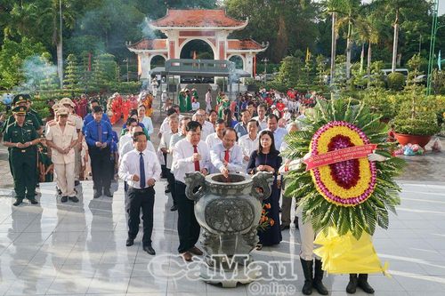 Lãnh đạo tỉnh dâng hương, viếng Bác tại Khu tưởng niệm Chủ tịch Hồ Chí Minh