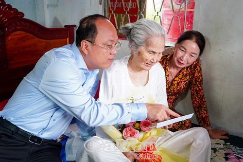 Bí thư Tỉnh ủy Nguyễn Hồ Hải thăm Mẹ Việt Nam anh hùng và trao huy hiệu Đảng tại huyện Trần Văn Thời