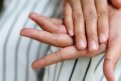 Chỉ một dấu hiệu lạ ở móng tay, nam huấn luyện viên 25 tuổi sốc nặng khi biết mình mắc ung thư