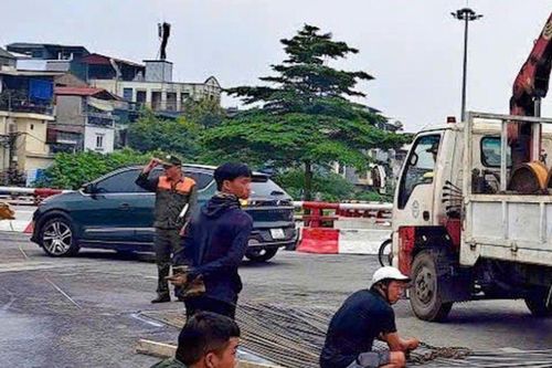 Xe tự chế làm rơi bó sắt dài 12 mét xuống đường bị phạt đến 40 triệu đồng