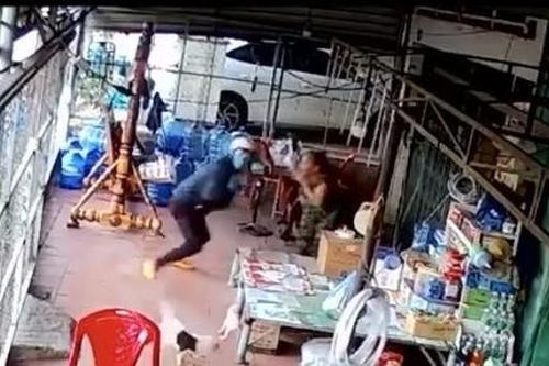 Video thanh niên vào tiệm tạp hóa vờ mua hàng để giật giây chuyền của chủ tiệm