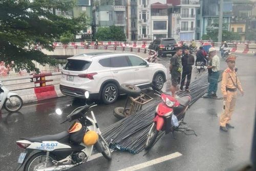 Xe tự chế làm rơi bó sắt dài 12m, cầu Chương Dương ùn ứ kéo dài