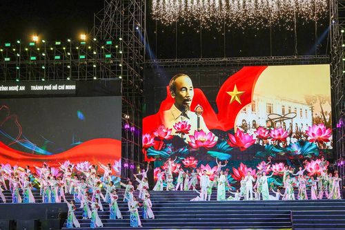 Lắng đọng chương trình nghệ thuật bế mạc Lễ hội Làng Sen 2025