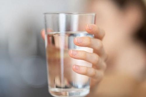Chuyên gia cảnh báo bỏ ngay thói quen đợi khát mới uống nước