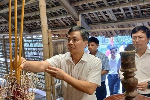 Thạch Thất dâng hương kỷ niệm 135 năm Ngày sinh Chủ tịch Hồ Chí Minh