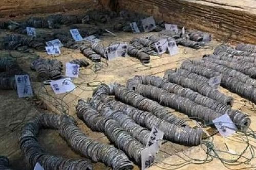 Khai thác đá trên núi, công nhân nổ mìn trúng 'hang động' lạ: Kho báu 2,25 triệu vật thể 'xâu thành chuỗi' màu xanh lục được đào lên