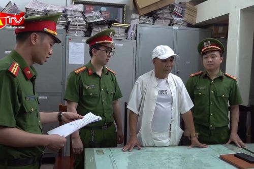 Người đàn ông 60 tuổi 'quậy tung' công trường, chống người thi hành công vụ