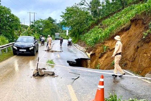 Hố tử thần dài 20m xuất hiện trên quốc lộ 4D sau trận mưa lớn