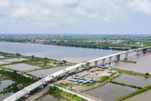 Cầu vượt sông Đáy băng băng về đích, người dân chờ ngày thông xe