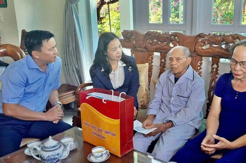 Mặt trận tỉnh Bình Định thăm, tặng quà cán bộ, chiến sĩ, đồng bào và học sinh tiêu biểu tập kết ra miền Bắc
