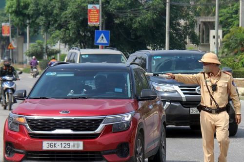 Cảnh sát giao thông bí mật ghi hình, xử phạt ô tô chạy quá tốc độ