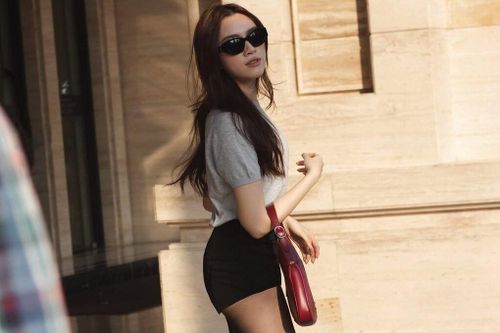 Đua nhau không mặc quần sau ồn ào trang phục của Lisa