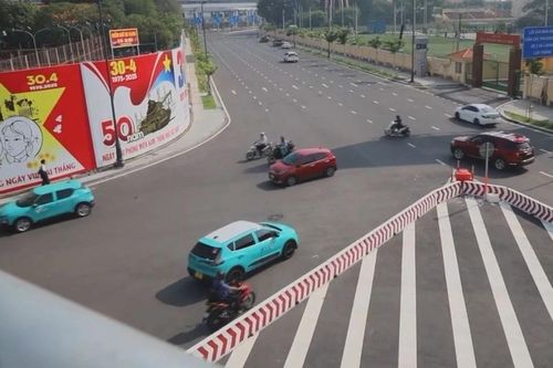 Ôtô nối đuôi ngược chiều trước cổng chính vào T3 Tân Sơn Nhất