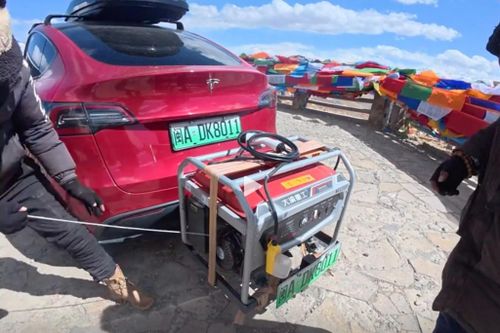 Lo không có trạm sạc, chủ xe Tesla 'độ' luôn máy phát điện