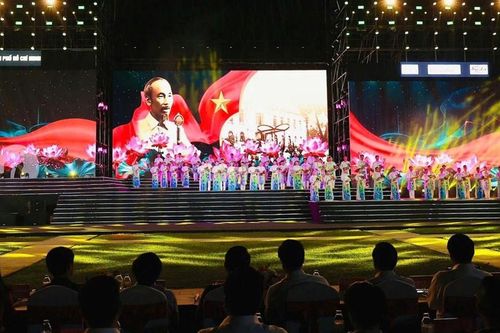 Sâu lắng chương trình nghệ thuật 'Hồ Chí Minh - Người là niềm tin tất thắng'