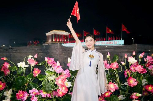 Nữ ca sĩ trẻ Hà Quỳnh Như hạnh phúc khi được dâng lên Bác những câu ca Ví, Giặm