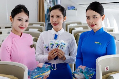 Đồng phục tiếp viên hàng không thay đổi thế nào trong 30 năm?