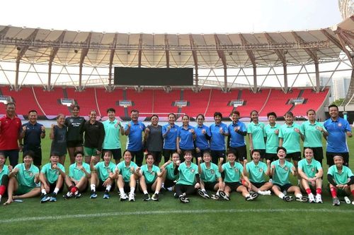 Tin nóng bóng đá Việt hôm nay 20/5: Hoàng Đức tham quan sân Old Trafford; cầu thủ nữ TP.HCM 'choáng' với sân thi đấu bán kết Cúp C1 châu Á