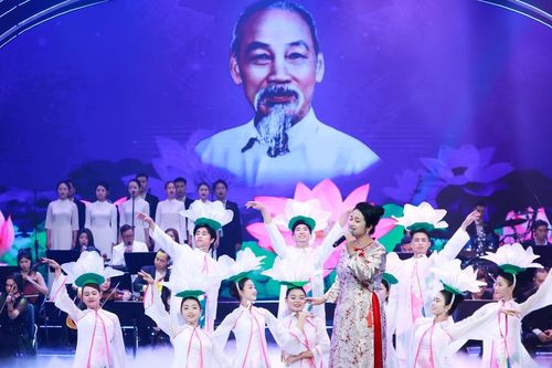 'Người là niềm tin tất thắng': Xúc động những hình ảnh về cuộc đời, con người và tư tưởng Hồ Chí Minh