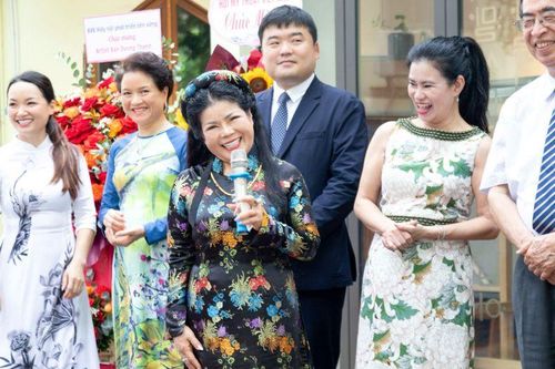 Triển lãm 'Mùa xuân Hà Nội và Seoul' của họa sĩ Văn Dương Thành