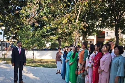 Dâng hoa tưởng nhớ Chủ tịch Hồ Chí Minh nhân kỷ niệm Ngày sinh của Người