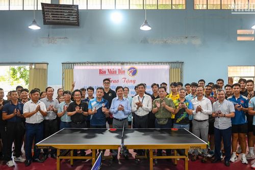 Ban Tổ chức giải bóng bàn quốc gia Báo Nhân Dân trao bàn bóng và sách tặng các trường đại học tại Đà Nẵng
