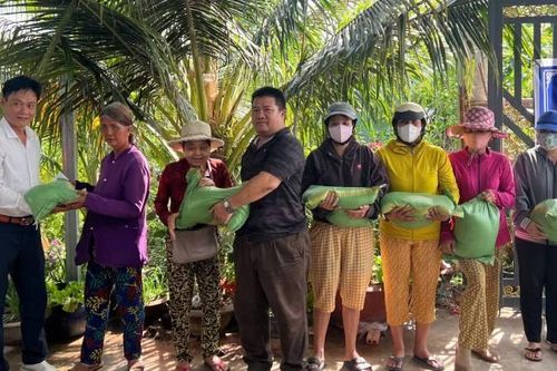 Trao 59 phần quà cho gia đình chính sách tại tỉnh Bến Tre