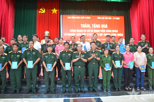 Tổng cục Hậu cần - Kỹ thuật tặng quà đoàn viên công đoàn Xí nghiệp Liên hợp Z751