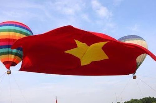 Thiêng liêng Lễ Chào cờ và bay Đại Kỳ Tổ quốc nhân kỷ niệm Ngày sinh nhật Bác