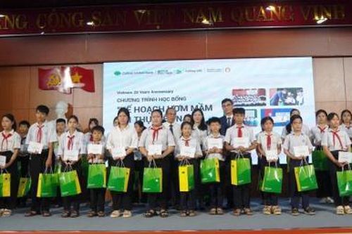 Trao 460 suất học bổng cho học sinh tỉnh Quảng Nam vượt khó học giỏi