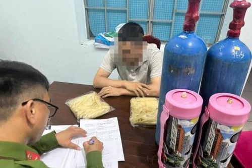 Xách 'khí cười' dạo đêm